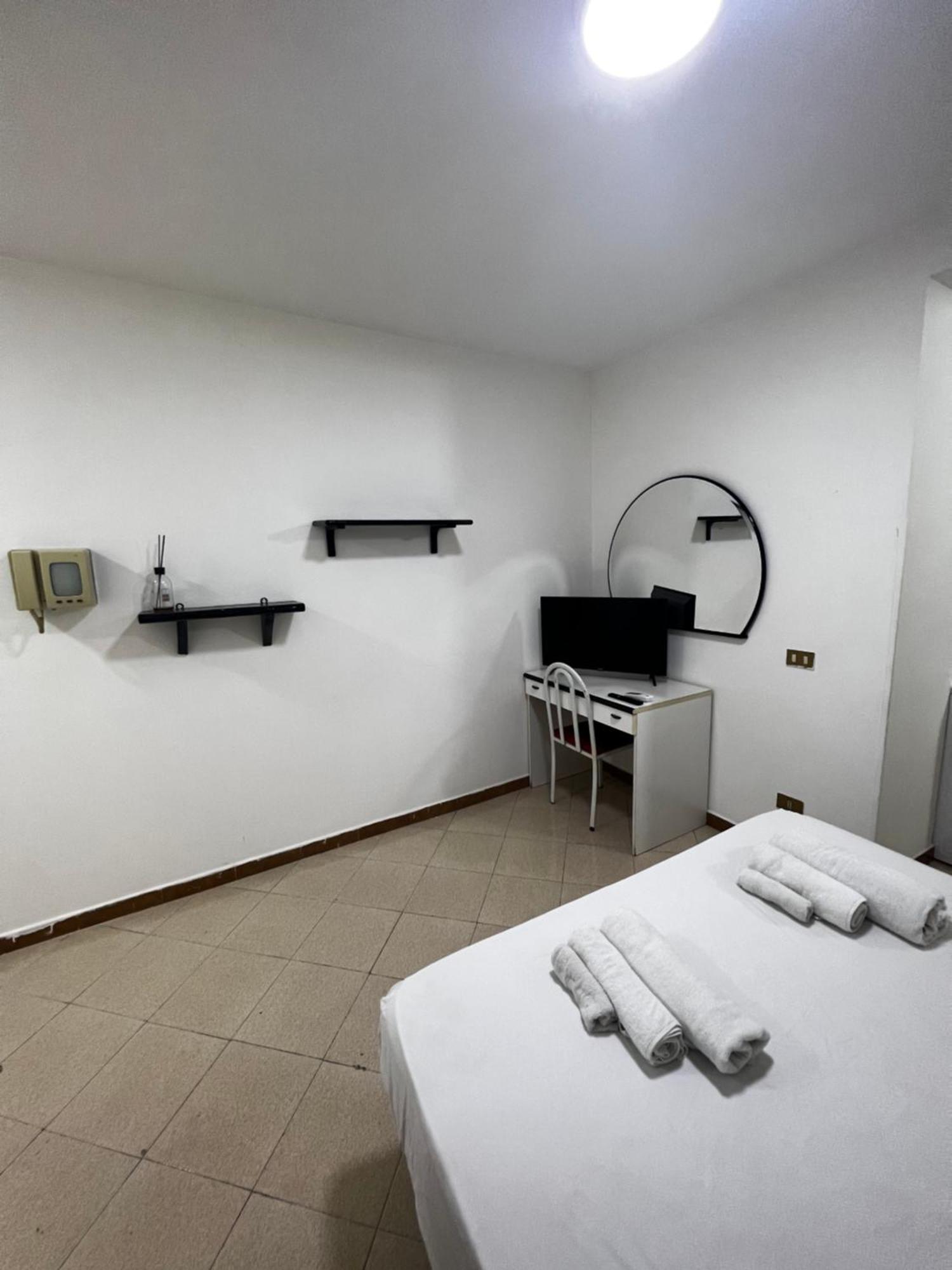 1 Room Apartment Near By Central Train Station 巴勒莫 外观 照片